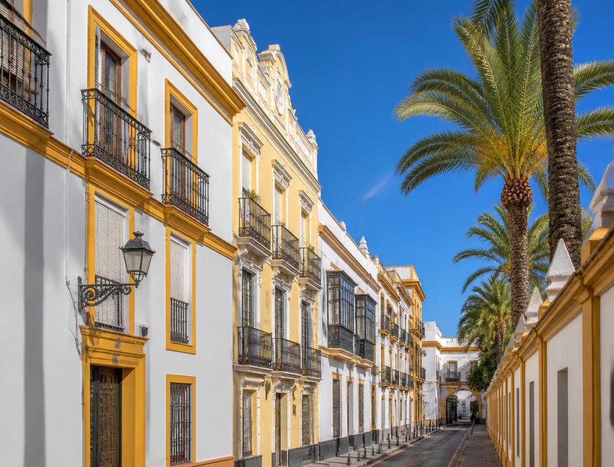 Calle del centro de Huelva con fachadas blancas y balcones andaluces