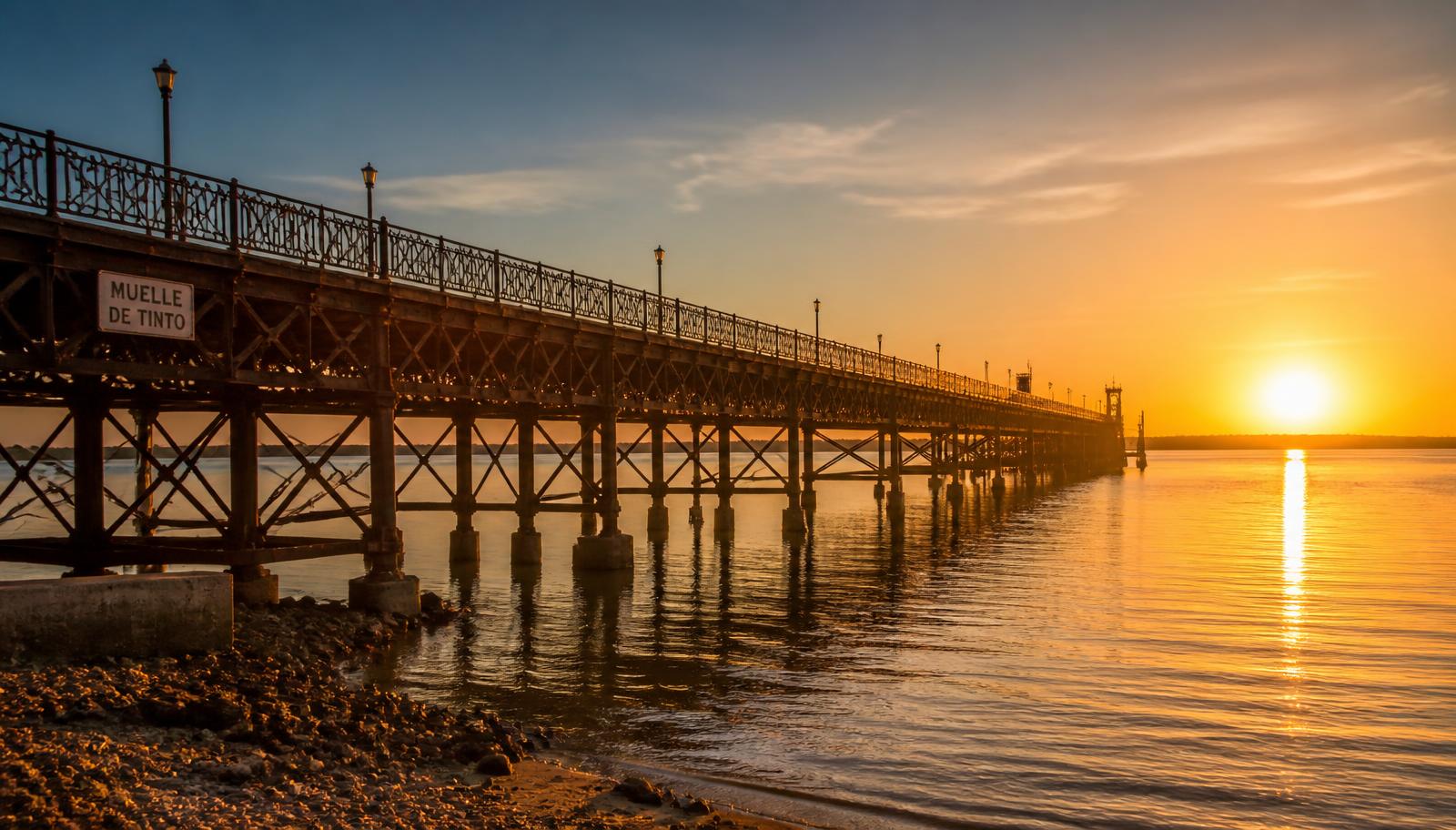 Muelle del Tinto de Huelva al atardecer